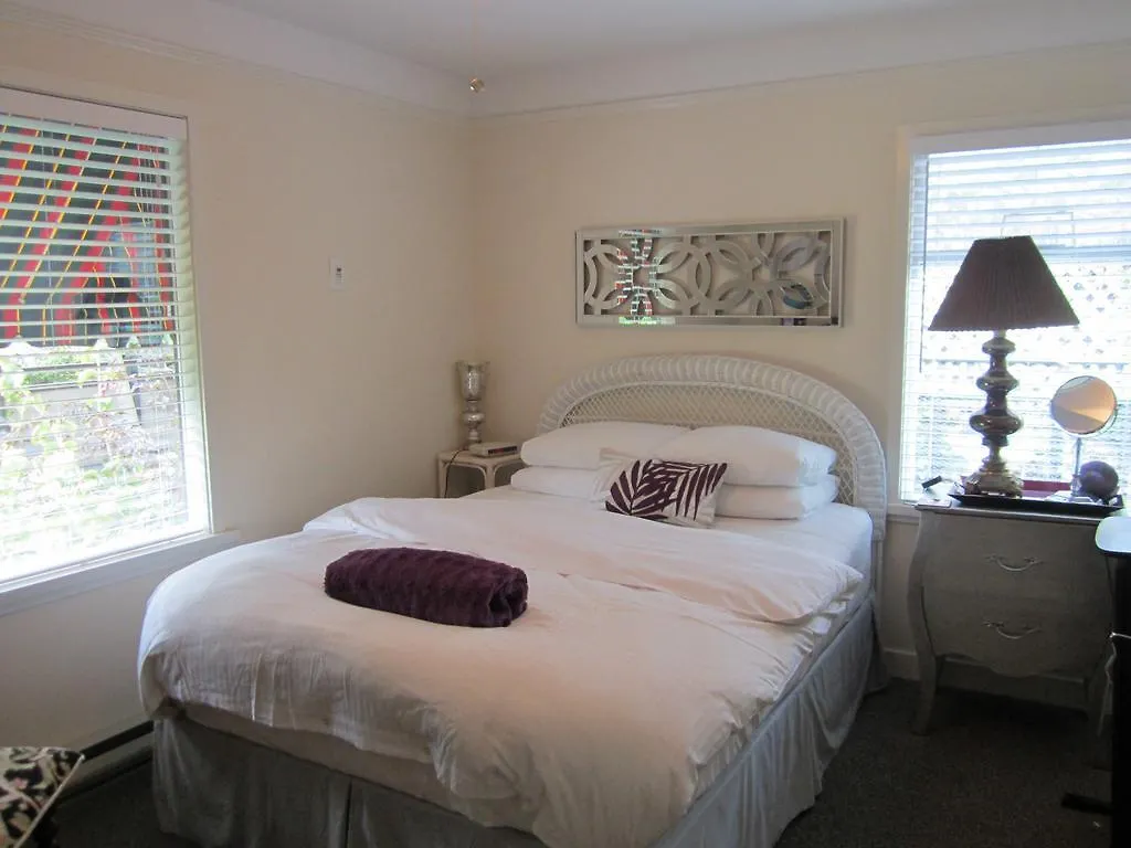 Heathergate Cottage And Suites Victoria 4*,